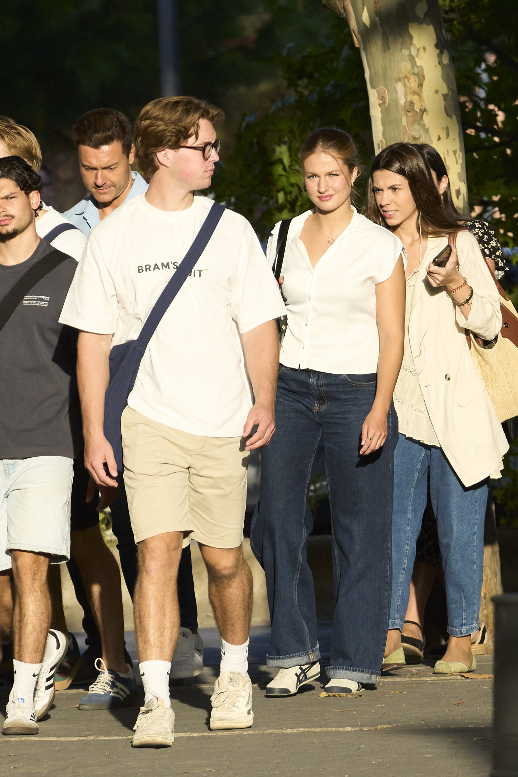 La Princesa Leonor camina junto a otros estudiantes en su primer día en la Universidad Carlos III de Madrid, campus de Getafe
